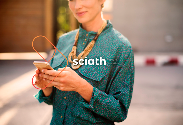 Mulher com celular na mão e na frente logo da Sciath
