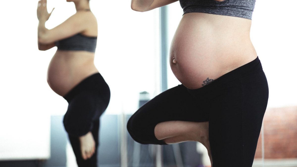 Duas mulheres grávidas fazendo ioga