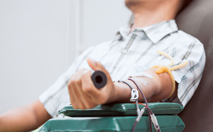 Homem doando sangue em hemocentro