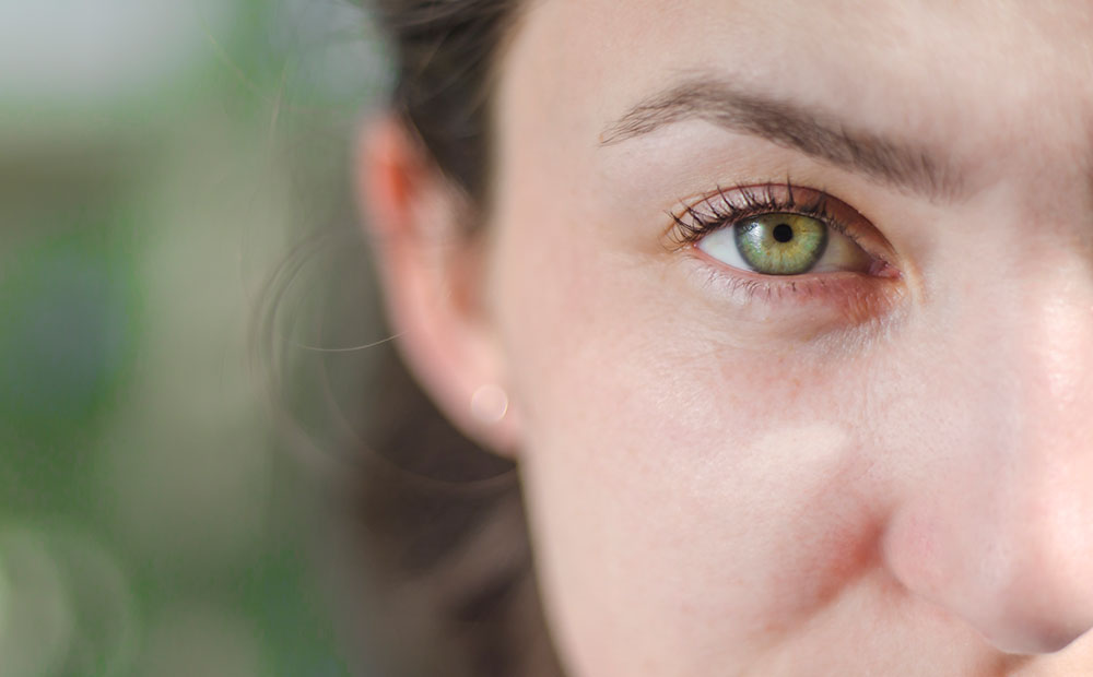 Imagem focada nos olhos de uma mulher