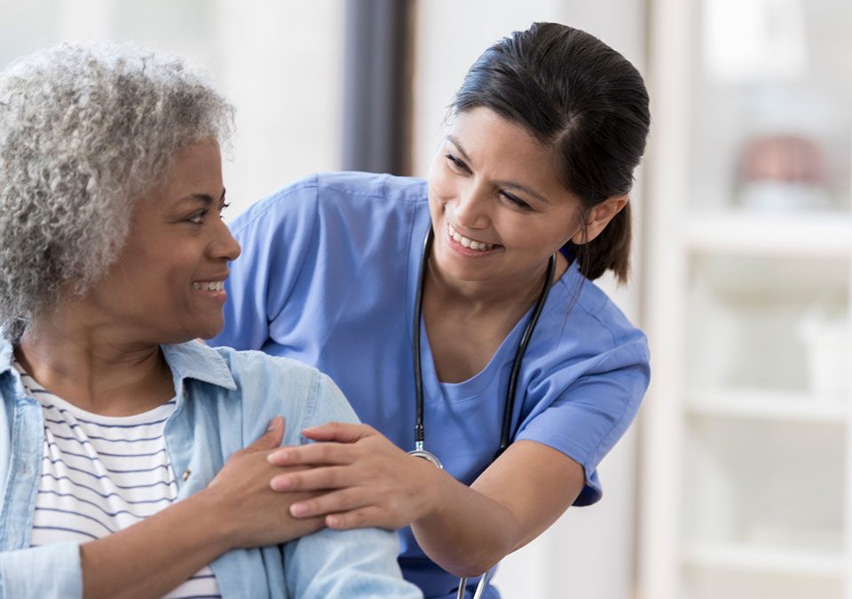 Enfermeira conversando com paciente com câncer de mama