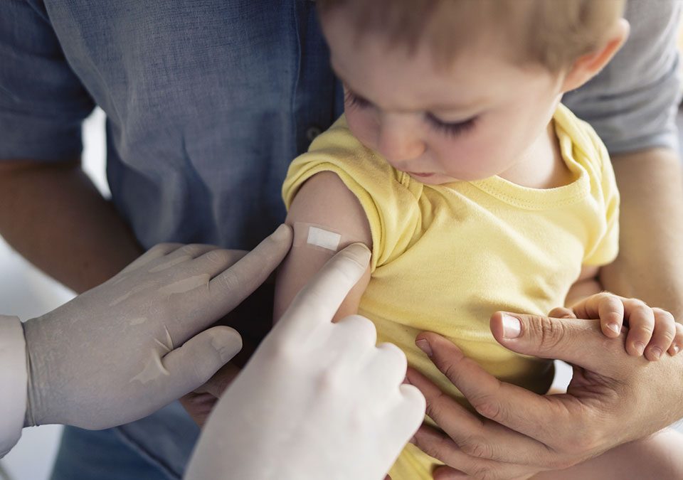 Criança tomando vacina de rotina