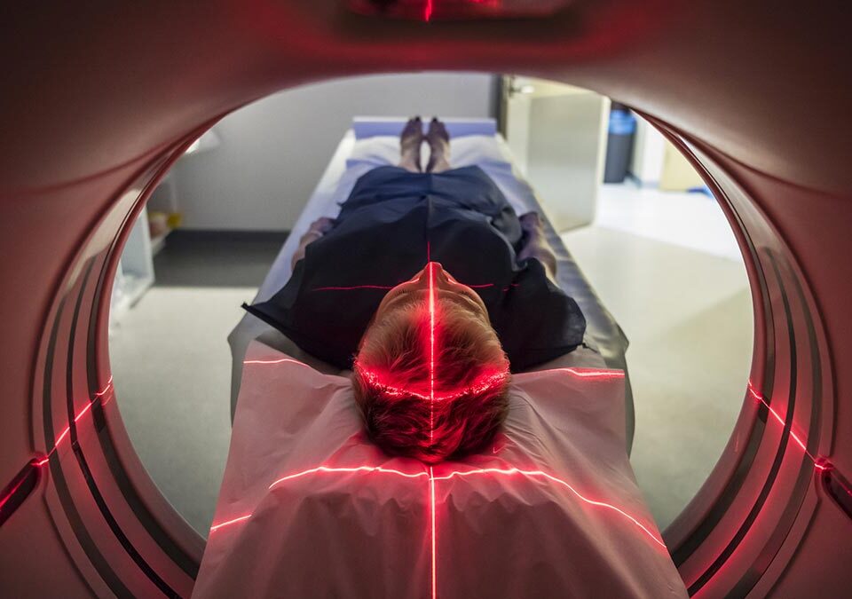 Paciente deitado fazendo ressonância magnética na cabeça para check-up neurológico