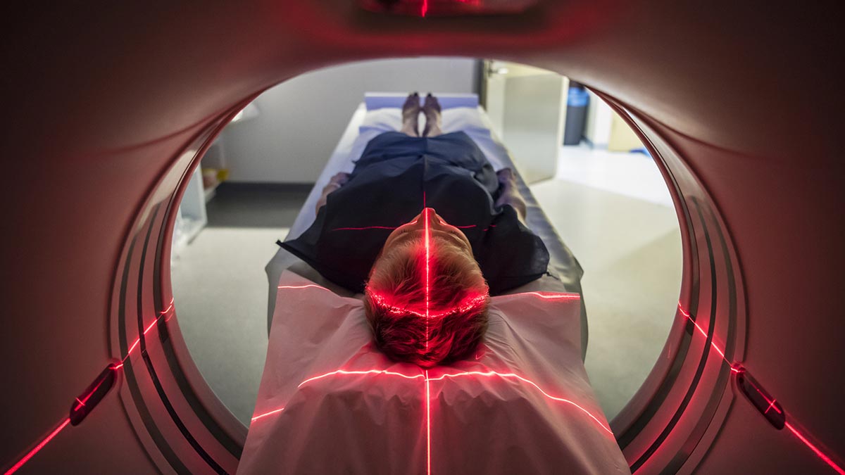Paciente deitado fazendo ressonância magnética na cabeça para check-up neurológico