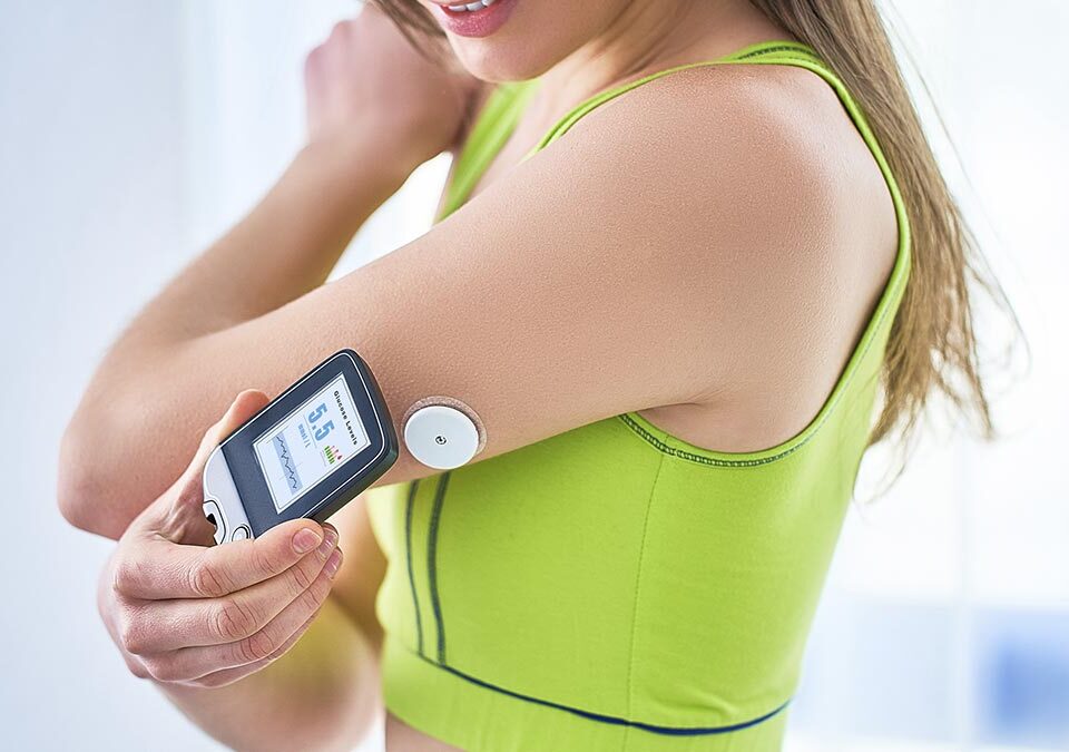 Mulheres diabéticas controlam e verificam o nível de glicose com um sensor remoto