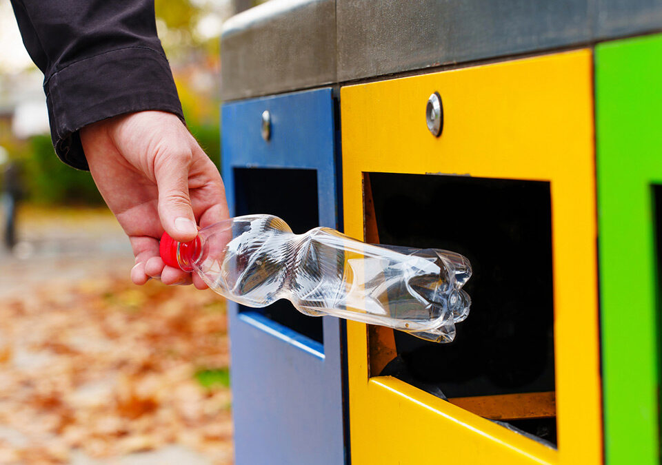 Homem separando lixo para reciclagem