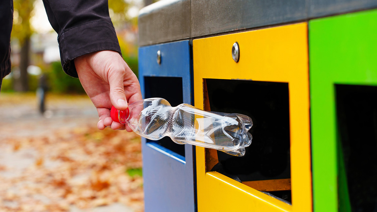 Homem separando lixo para reciclagem