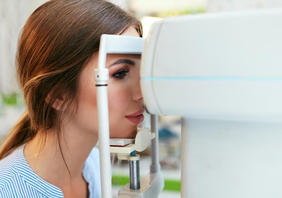 Mulher fazendo exame ocular em oftalmologista