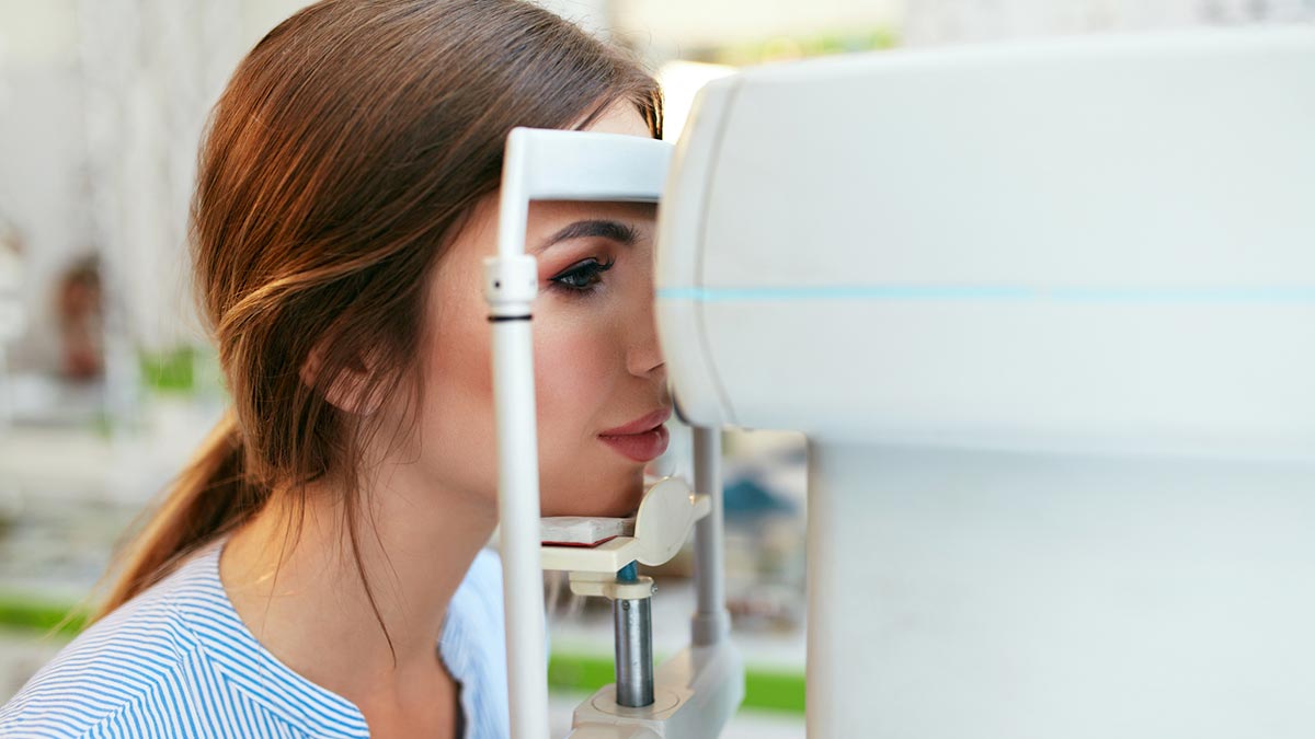 Mulher fazendo exame ocular em oftalmologista