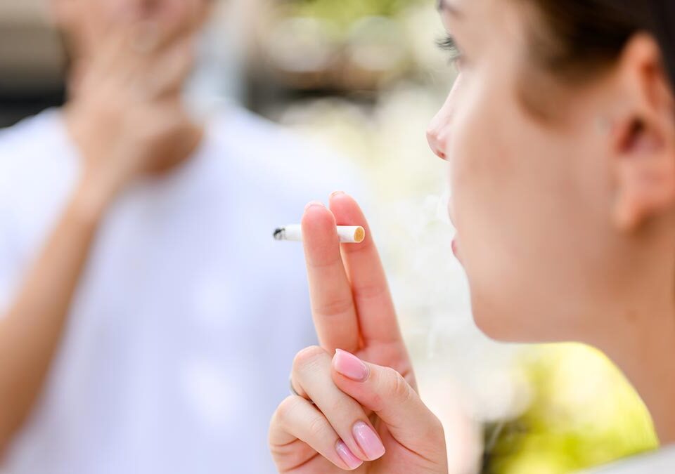 Mulher fumando em ambiente aberto