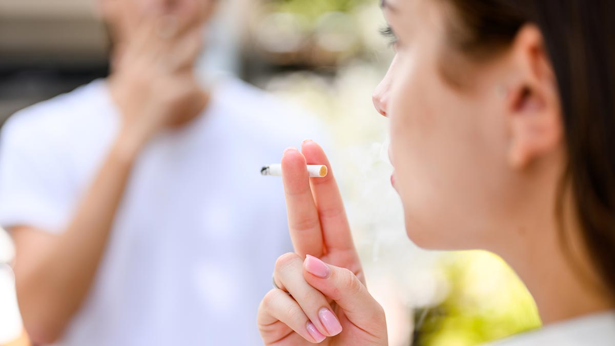 Mulher fumando em ambiente aberto