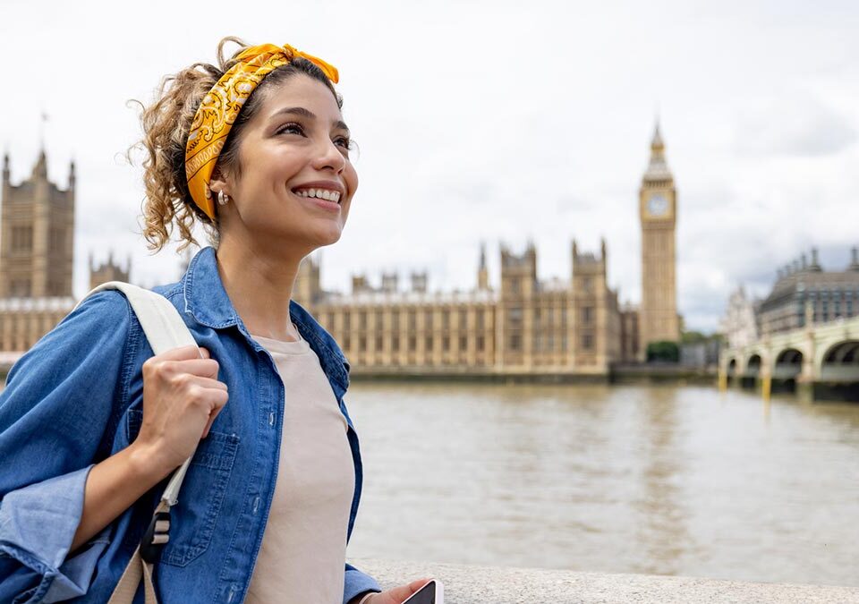 Mulher feliz, fazendo turismo em Londres, em frente ao Big Ben