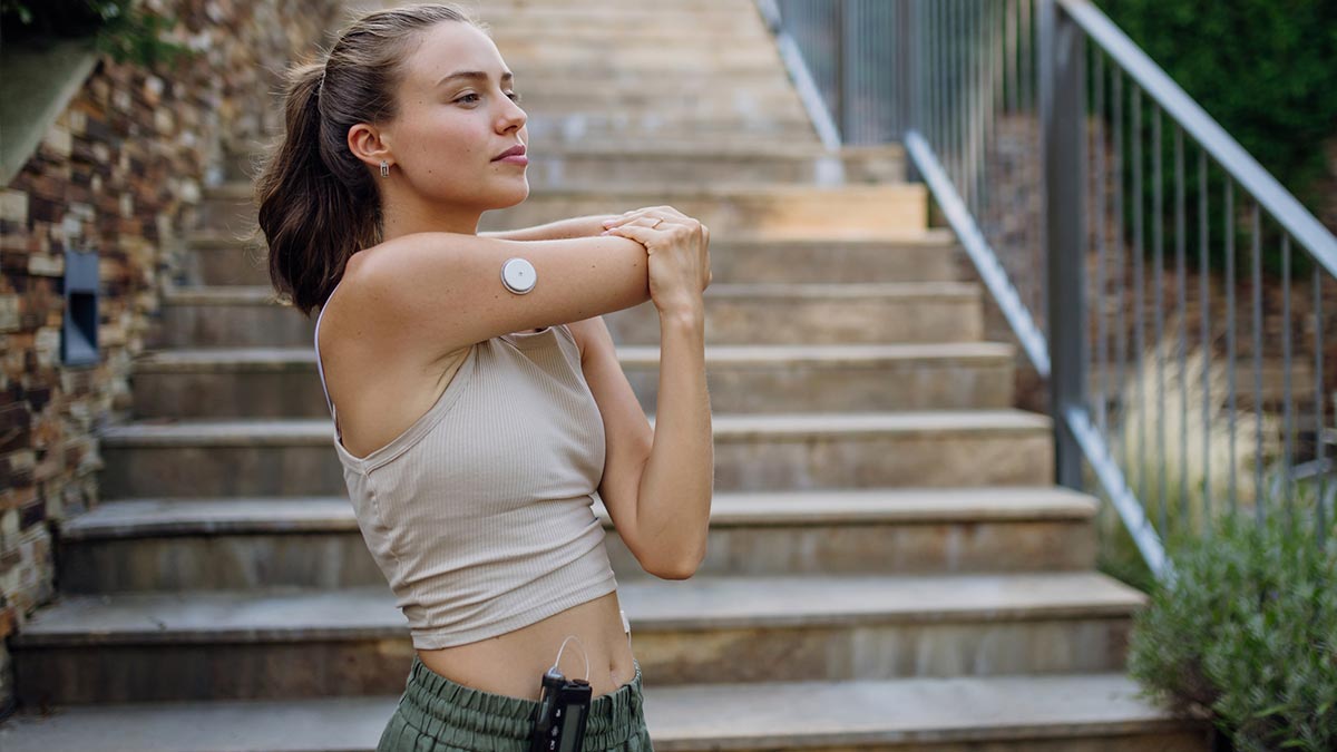 Mulher com diabetes jovem que se prepara para correr ao ar livre na cidade