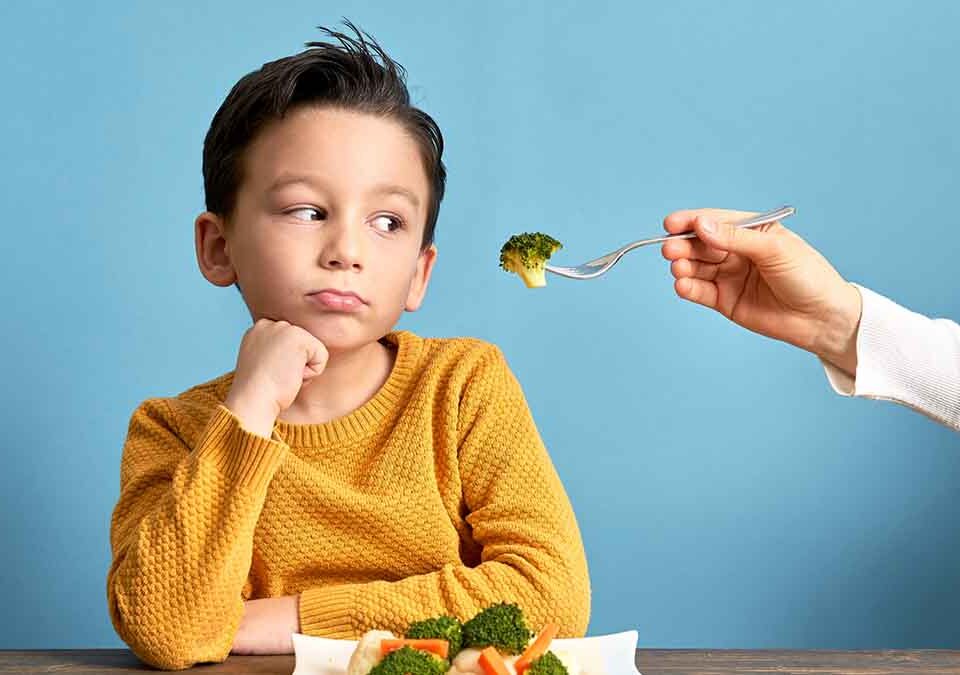 Criança autista não querendo se alimentar