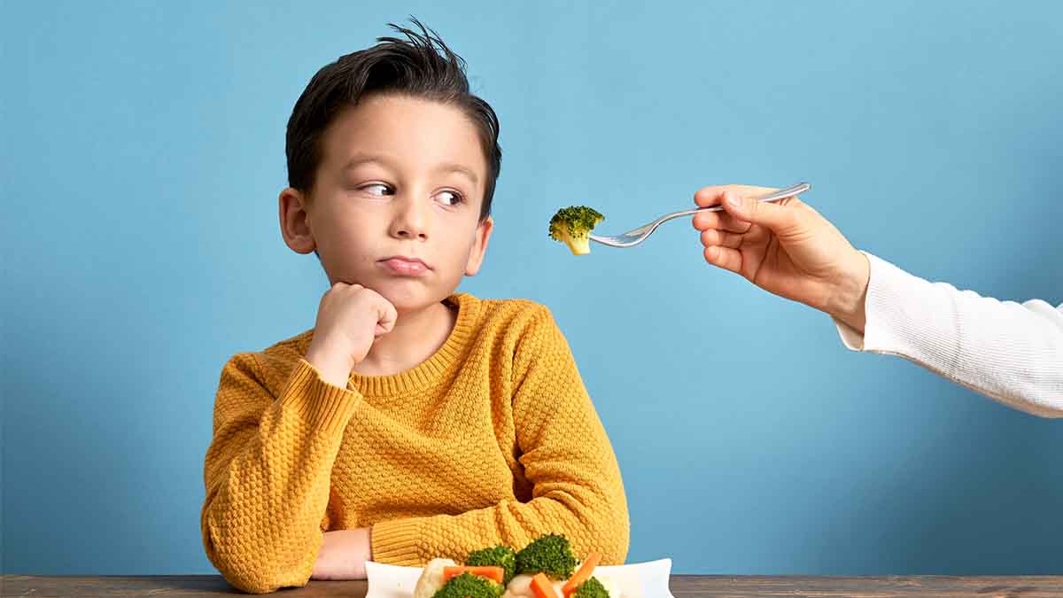 Criança autista não querendo se alimentar