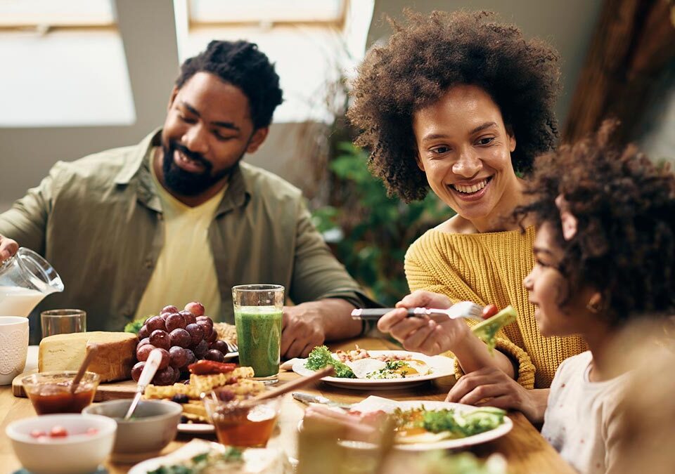 Família se alimentando de forma saudável