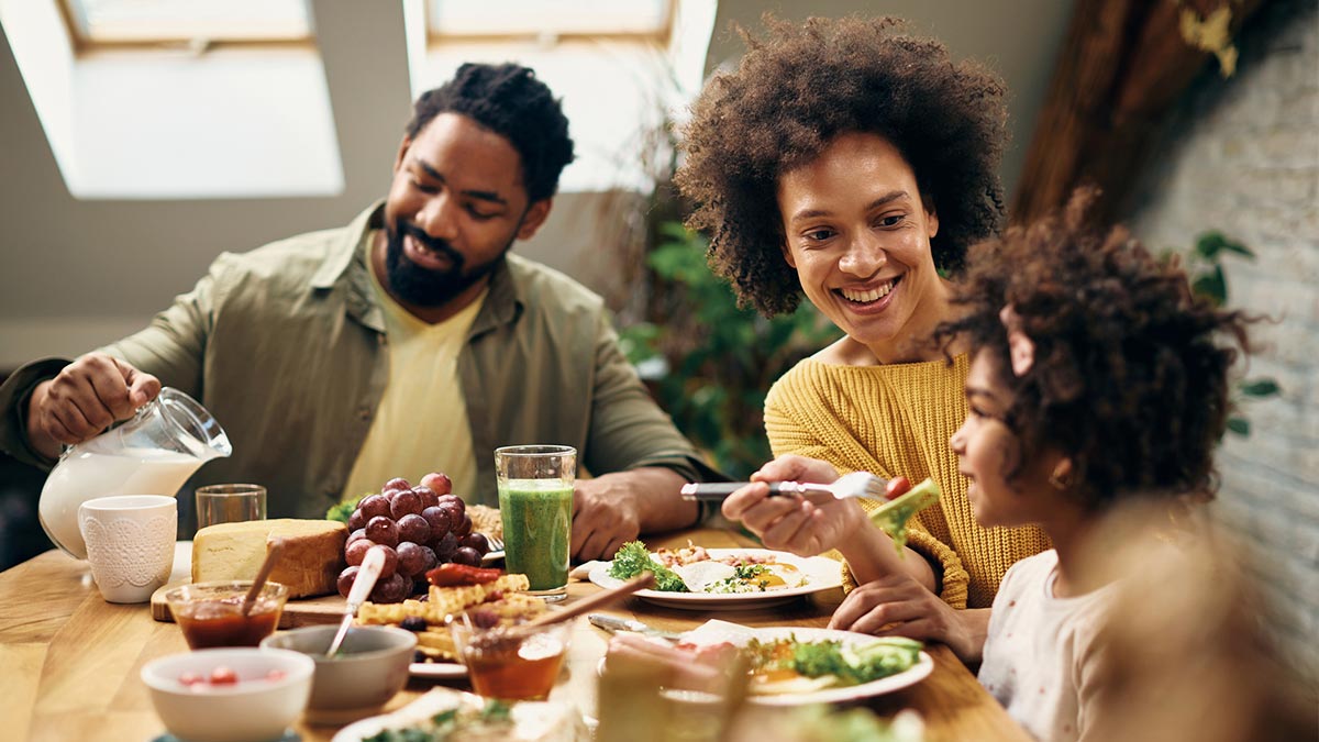 Família se alimentando de forma saudável