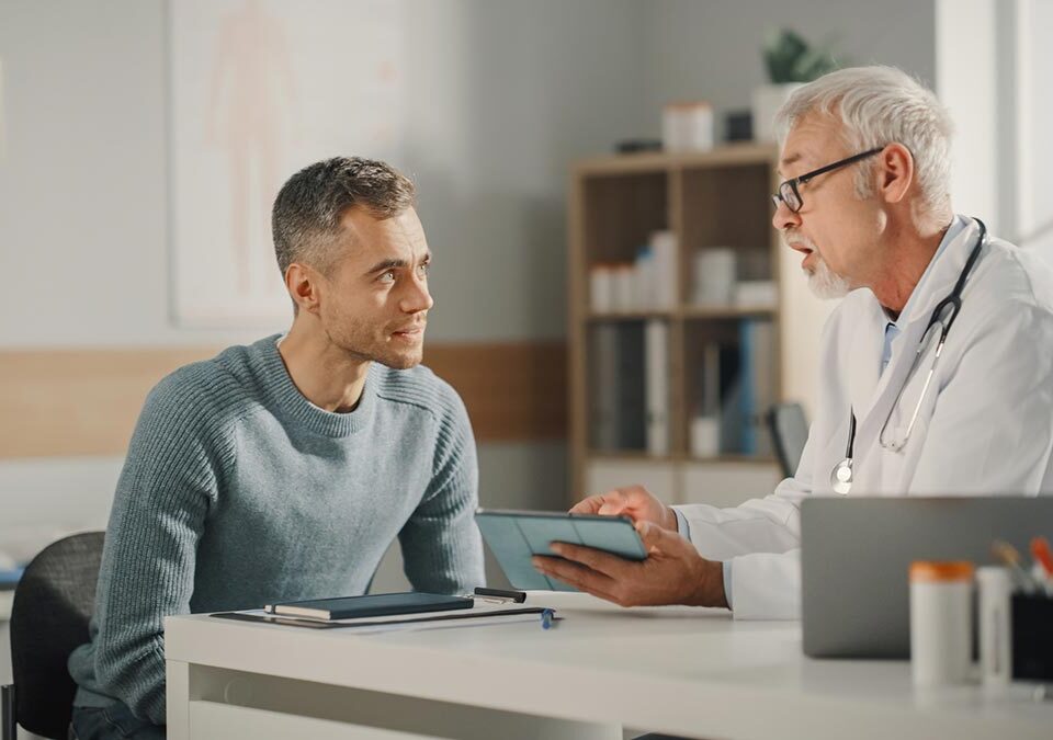 Médico informando sobre os cuidados a se ter