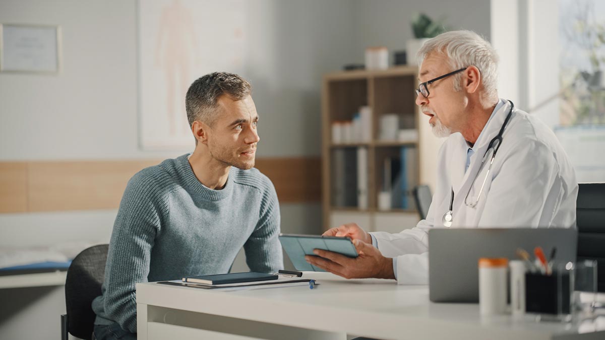 Médico informando sobre os cuidados a se ter