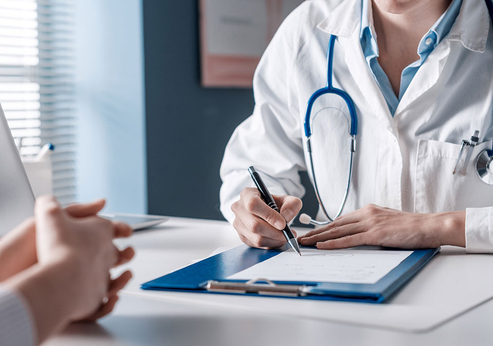 Médica analisando os dados dos exames